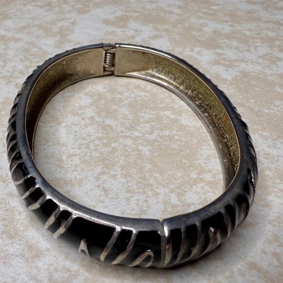 Vintage Zebra Stripe Hinged Bangle Bracelet Black Enamel Silver Tone - Picture 4 of 5